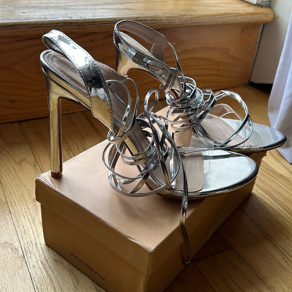 NEVER WORN SIMMI LONDON HEEL